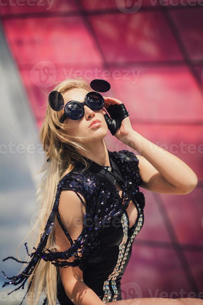 chica elegante con gafas de sol foto