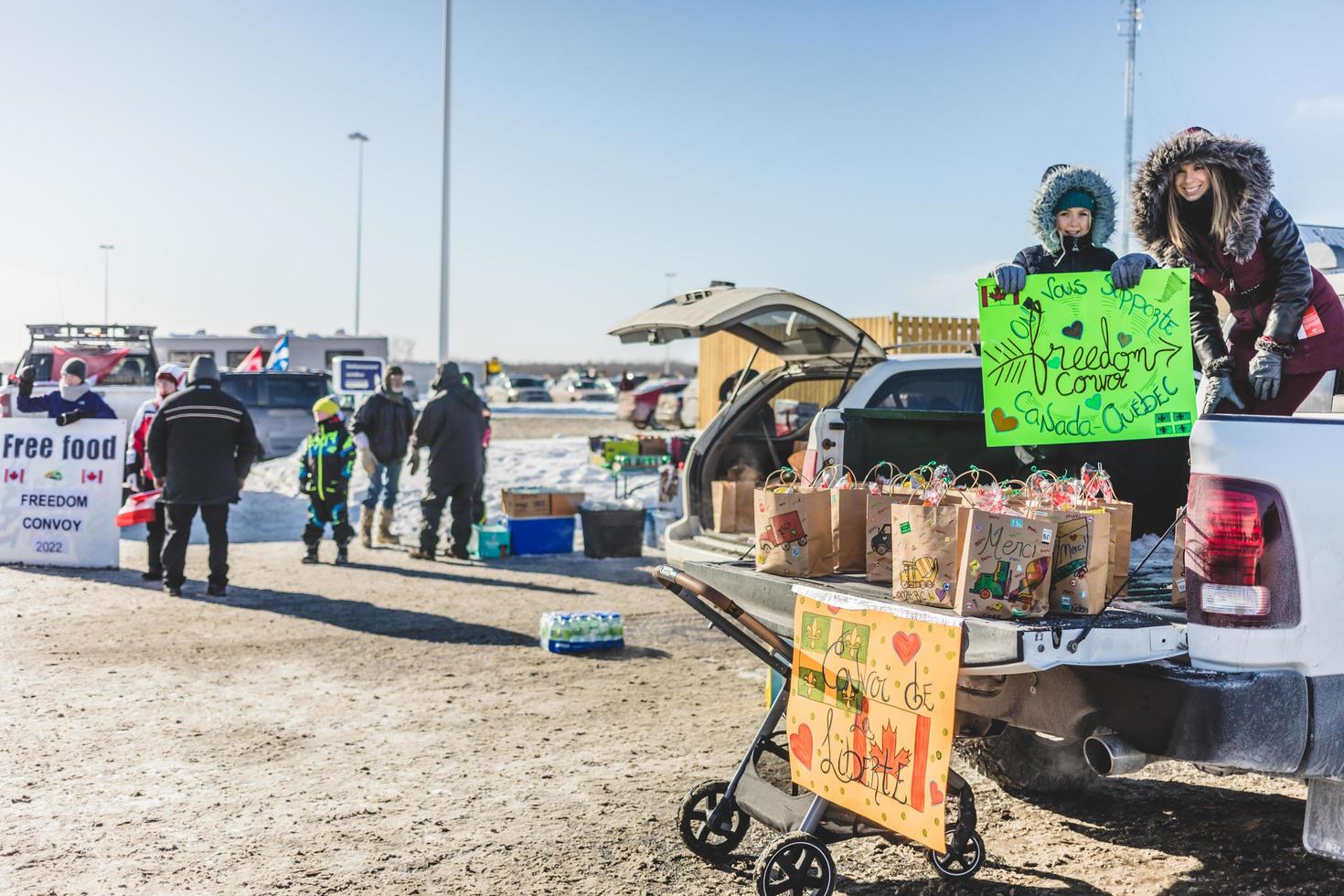 st liboire, quebec, canadá - 28 de enero de 2022. Manifestantes que apoyan el convoy de libertad de camioneros 2022 con comida y regalos gratis. foto