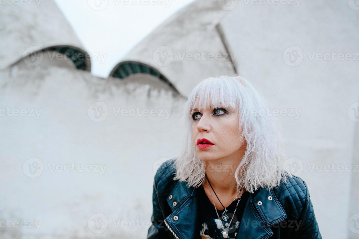 retrato de mujer rubia con estilo grunge rubia en el fondo futurista foto