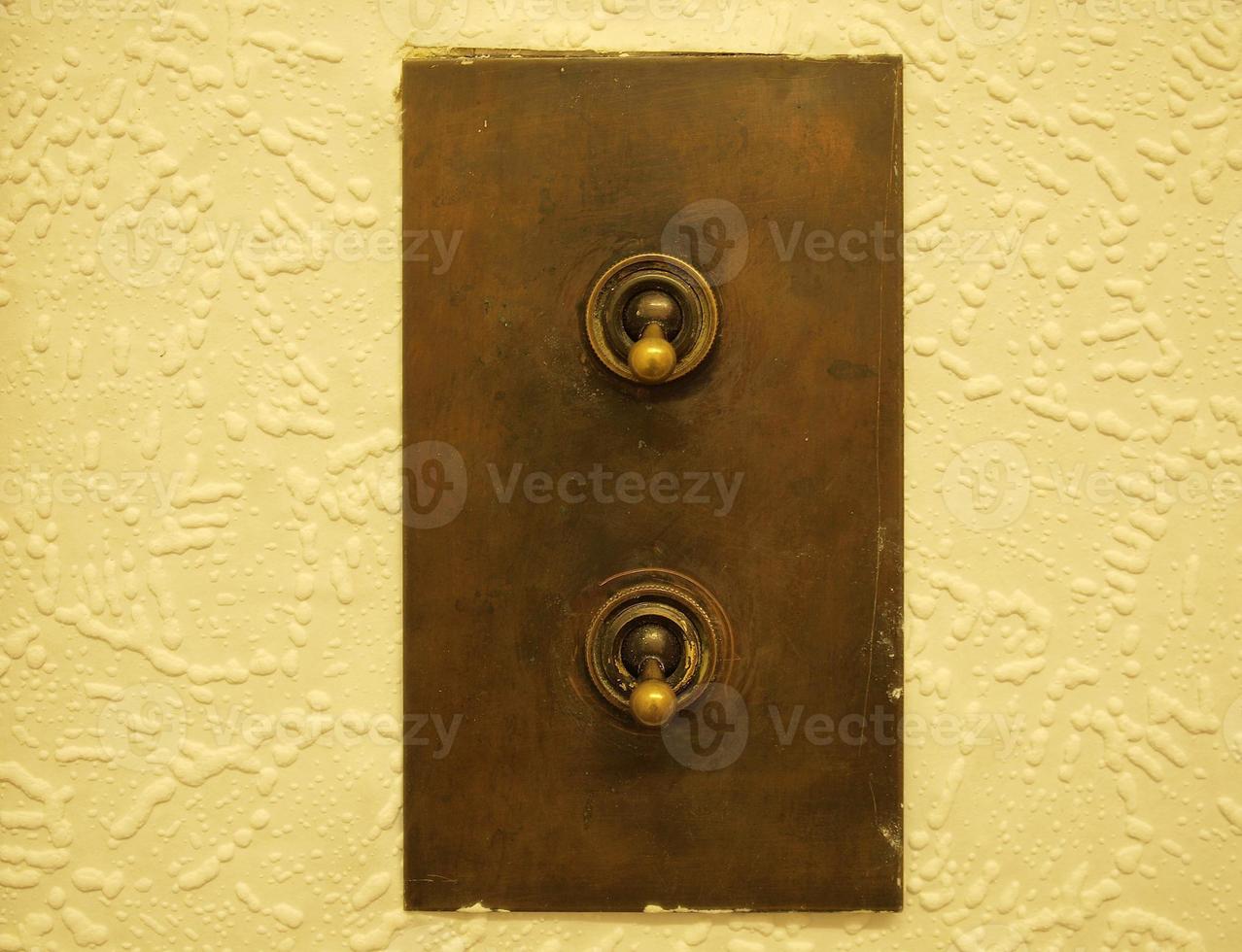 https://static.vecteezy.com/system/resources/previews/005/731/145/non_2x/vintage-light-switch-photo.jpg