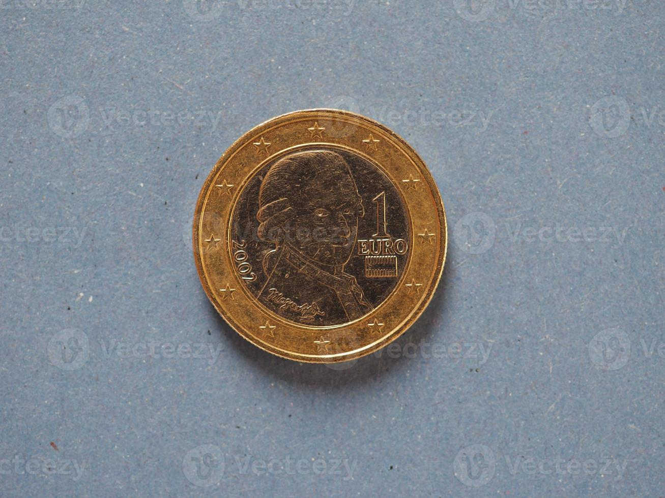 moneda de 1 euro, unión europea, austria sobre azul foto