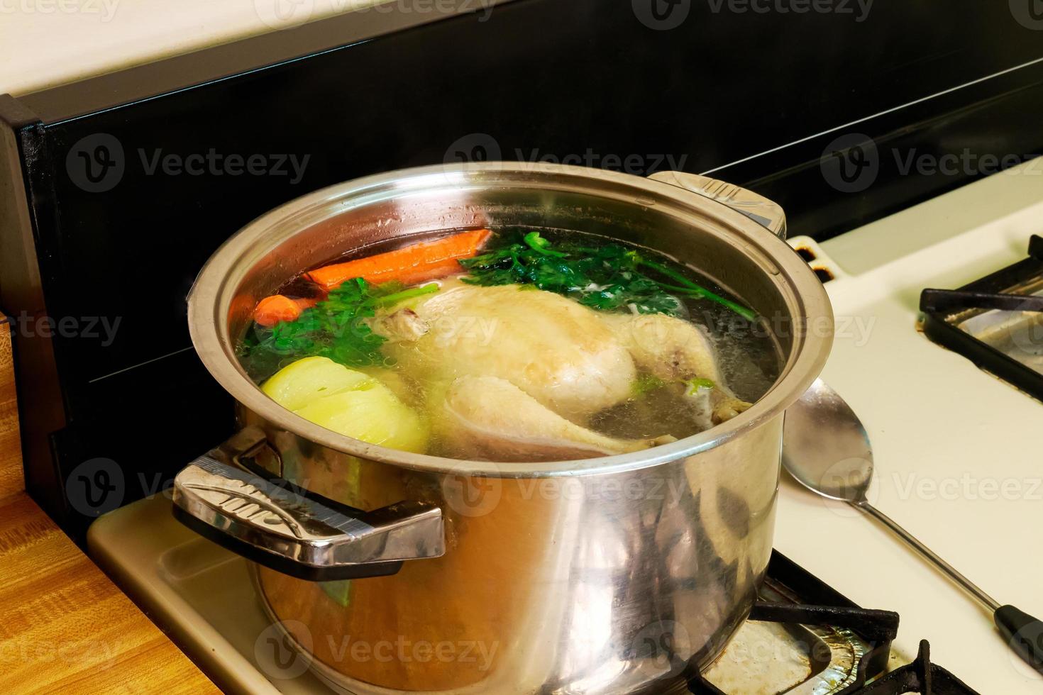 hago caldo de pollo en una olla, 5732696 Foto de stock en Vecteezy