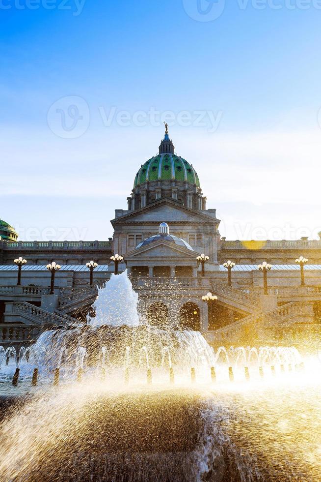 edificio capital de pennsylvania en harrisburg. reverso del con la fuente en primer plano. foto