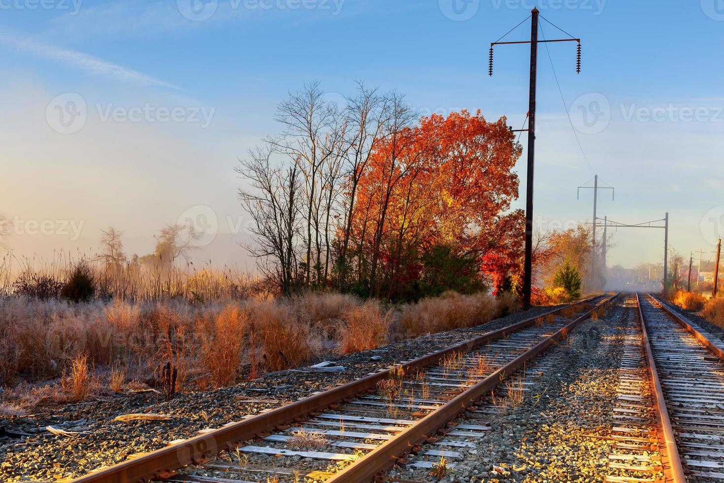 niebla que cubre las vías del tren cerca foto