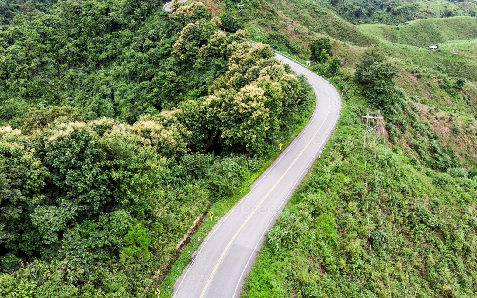 carretera curva de asfalto en la montaña foto