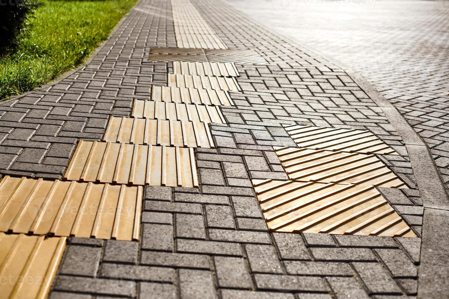 pavimentación táctil amarilla en la pasarela, indicadores táctiles de la superficie del suelo para ciegos y deficientes visuales foto