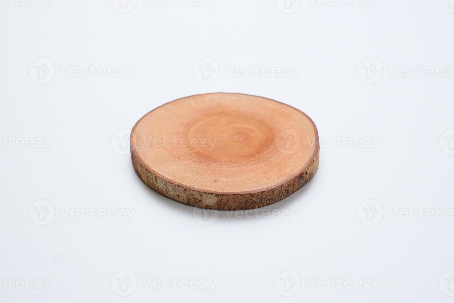 tocón de madera o posavasos de madera de estilo natural sobre fondo blanco foto