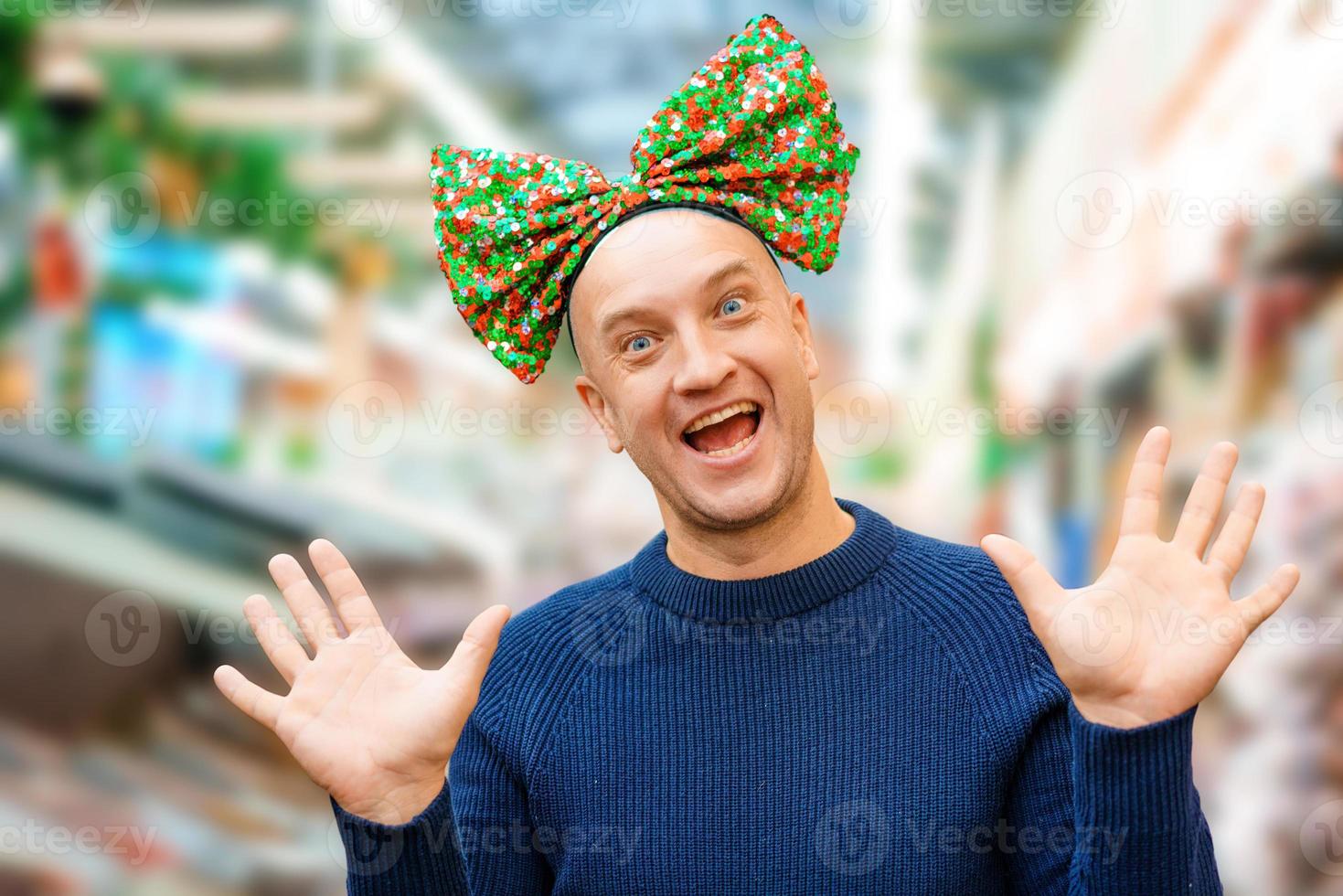 hombre calvo divertido con un lazo en la cabeza, humor festivo foto