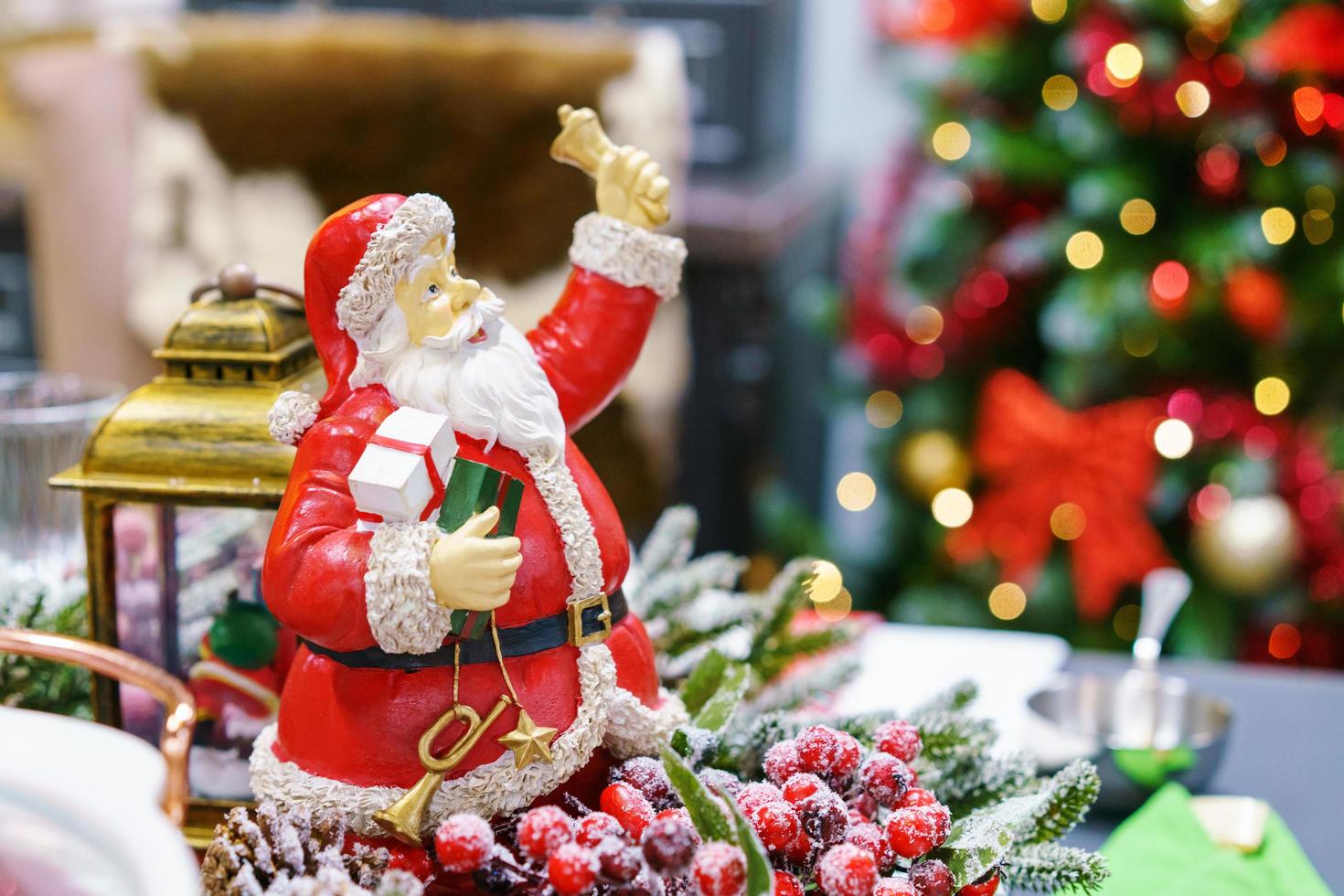 coloridos recuerdos navideños, figuritas decorativas de santa claus, platos foto