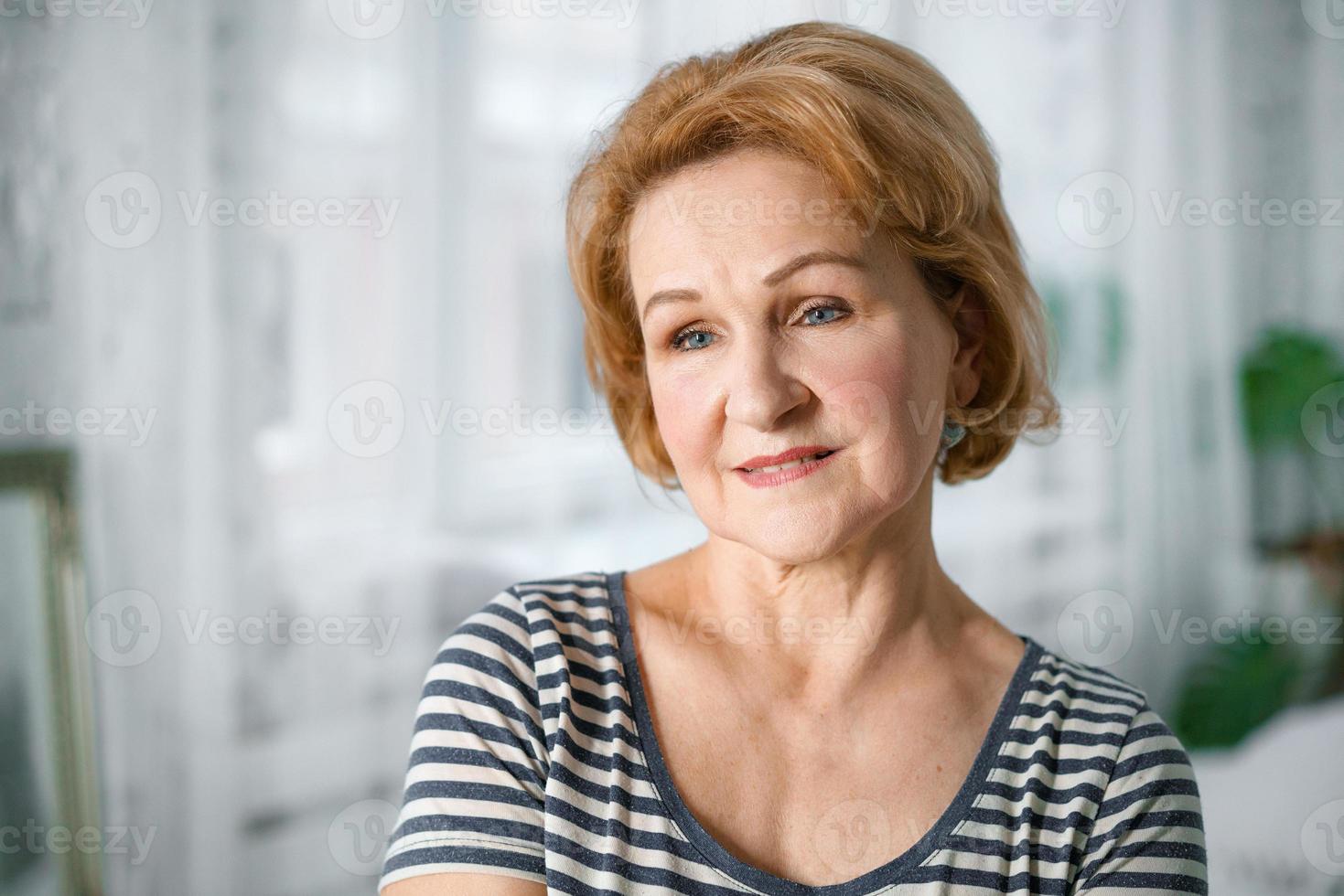 retrato de una hermosa mujer madura en primer plano foto