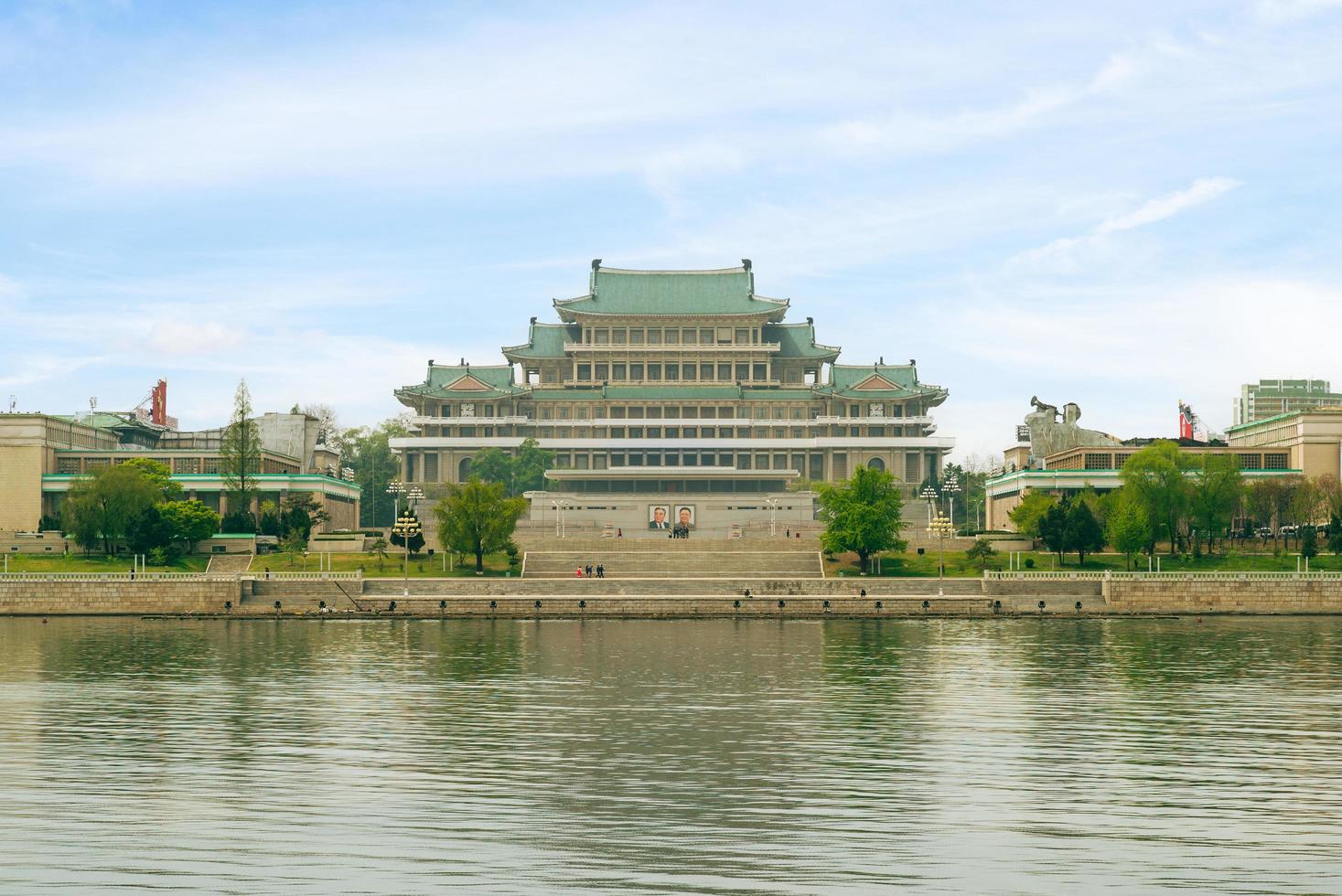 grand peoples study house, la biblioteca central ubicada en la plaza kim il sung en la capital de corea del norte, pyongyang, fue construida en un estilo tradicional coreano en abril de 1982. foto