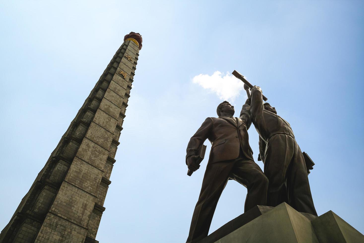 vista de cerca de la torre juche y el monumento que la acompaña al partido de los trabajadores de corea ubicado en pyongyang, la capital de corea del norte. la torre juche se completó en 1982. foto