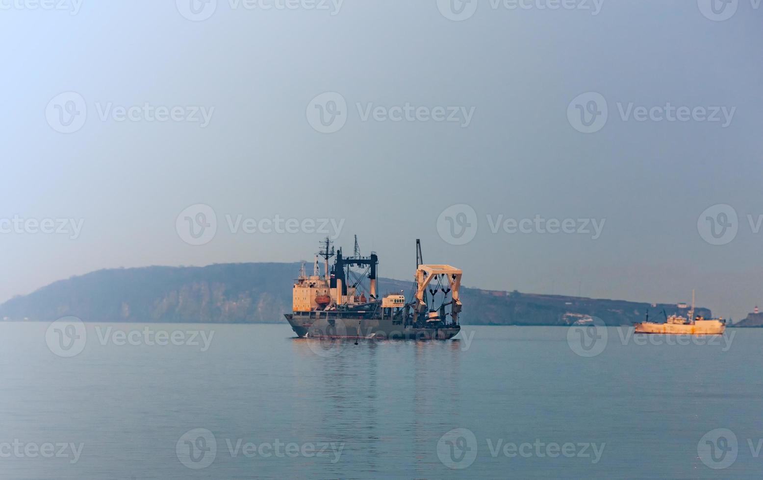 barco pesquero anclado cerca de vladivostok foto