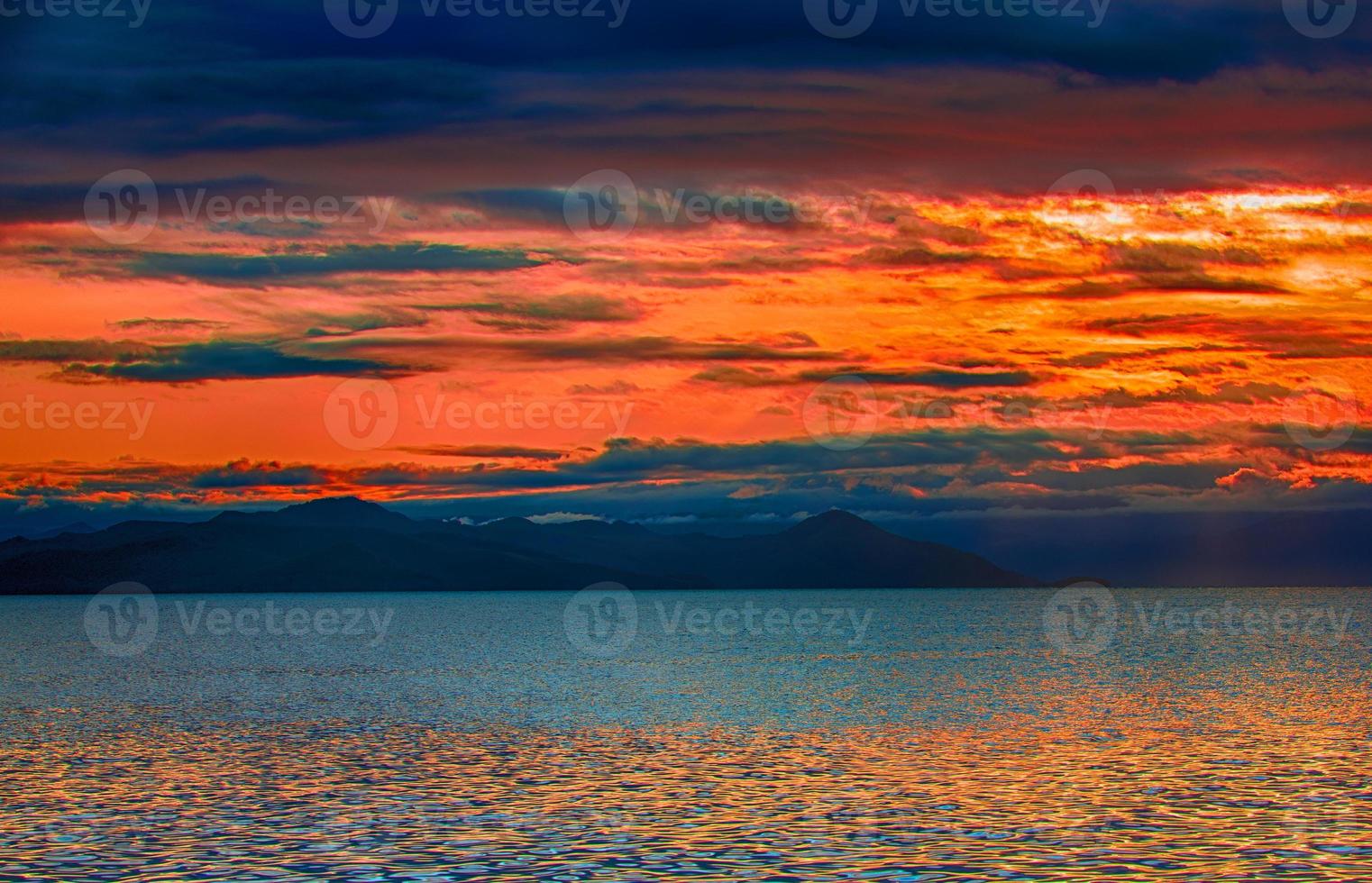 el hermoso amanecer en la bahía de avacha en el océano pacífico foto