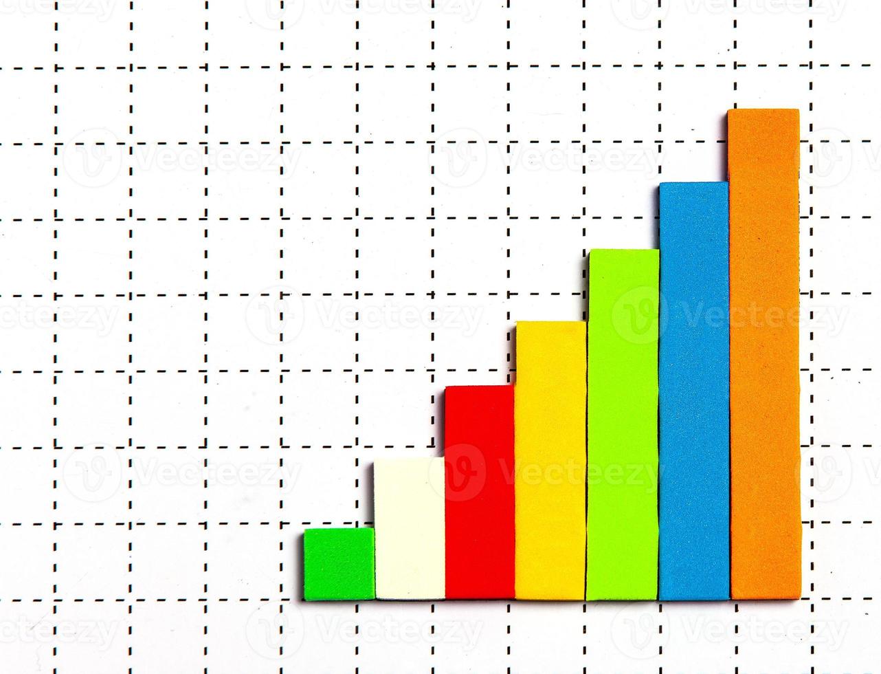 el gráfico de crecimiento de color empresarial para el diseño en blanco foto