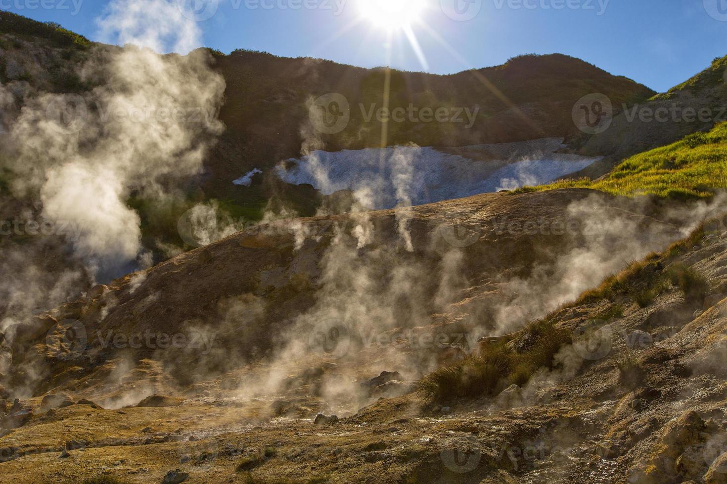 los géiseres del volcán mutnovsky en kamchatka, rusia foto