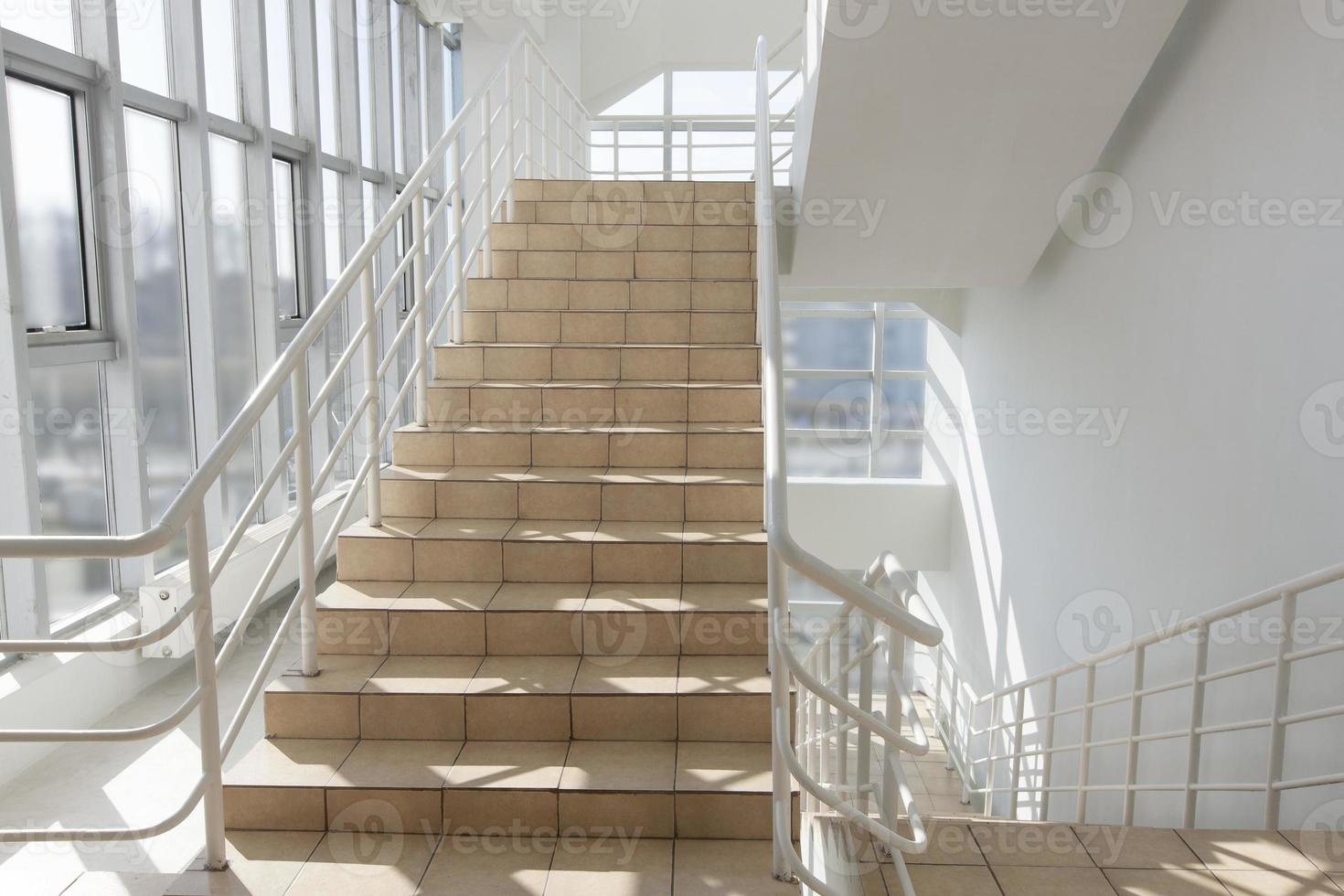 escalera - salida de emergencia en el hotel, escalera de primer plano, escaleras interiores foto