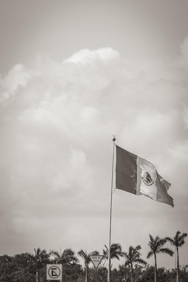 enorme bandera roja blanca verde mexicana en akumal mexico. foto