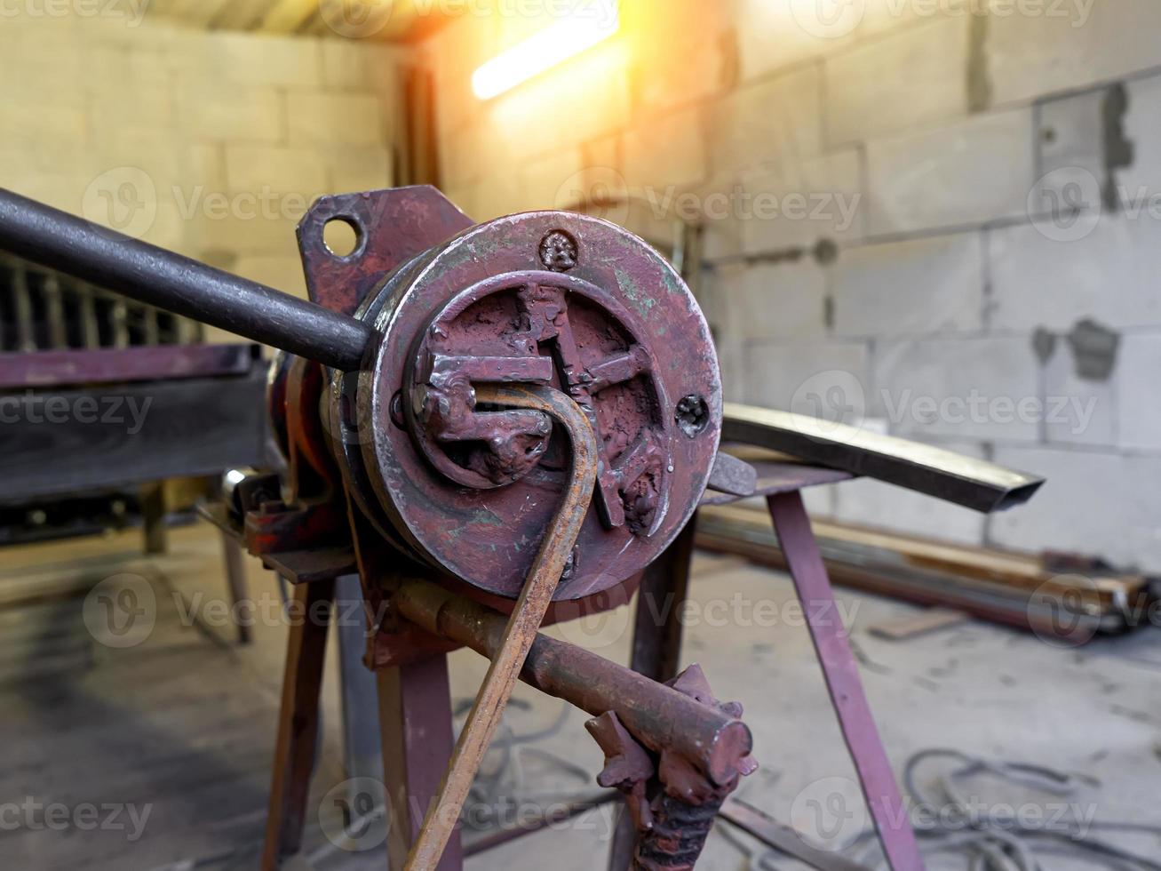 doblado de metal en la máquina. forja y fabricacion de productos metalicos foto