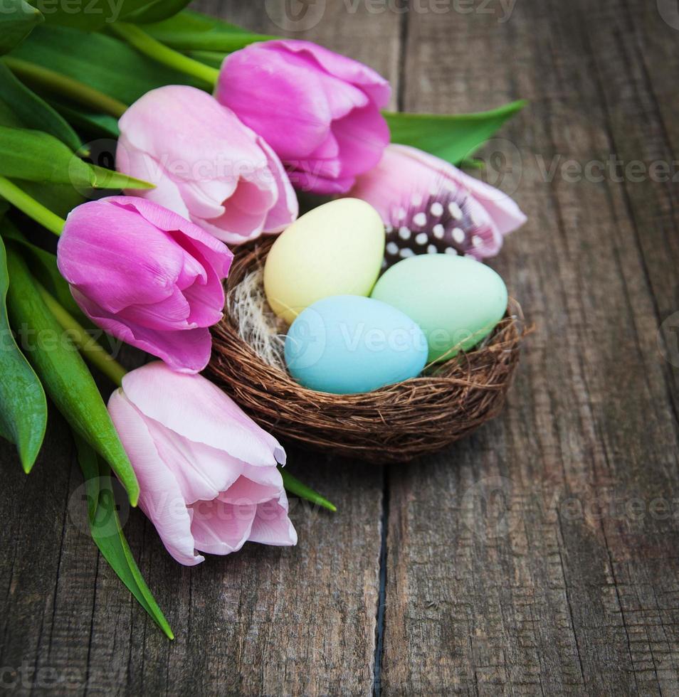 huevos de pascua en un nido foto