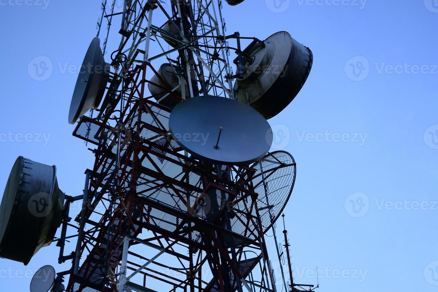 Mástil de telecomunicaciones antenas de tv tecnología inalámbrica foto