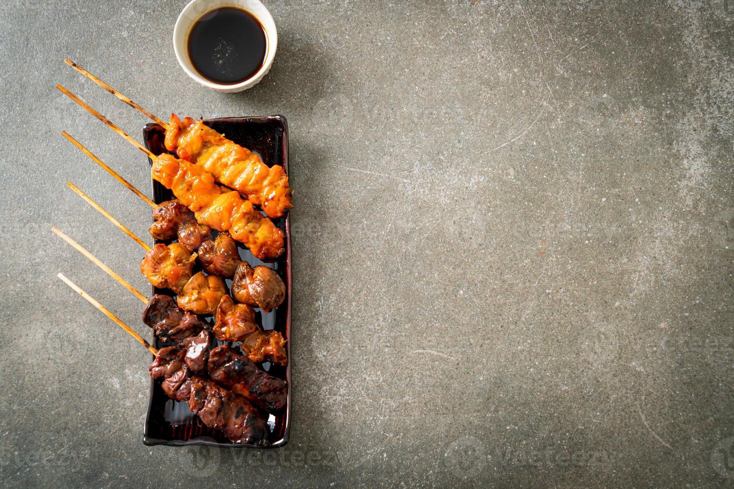 parrilla de pollo japonesa o yakitori servido al estilo izakaya foto