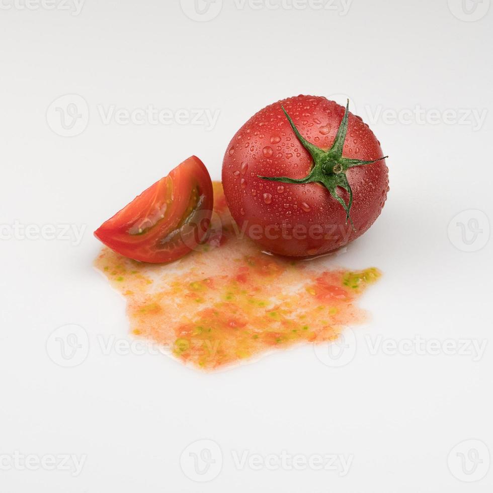 tomates sobre un fondo blanco foto