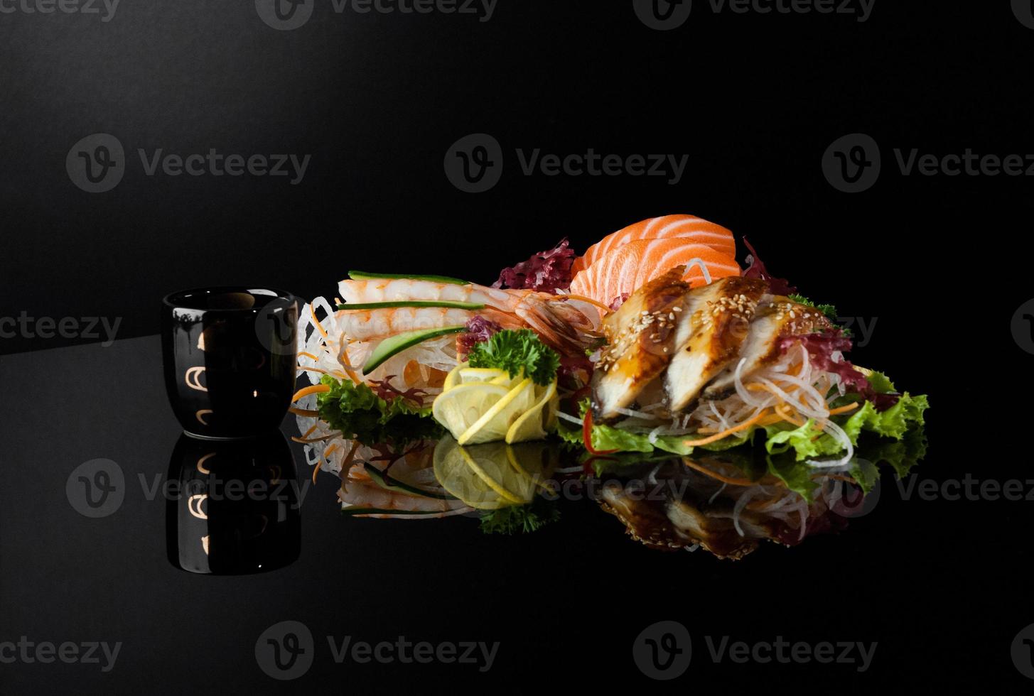 sushi sobre fondo negro foto