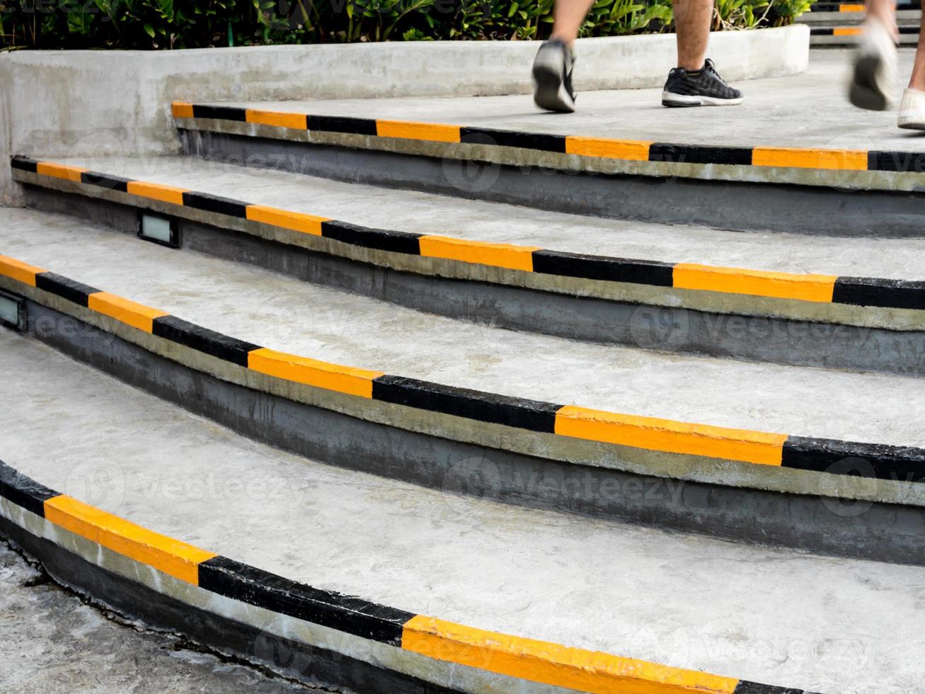 rayas amarillas y negras, símbolos de seguridad en el borde de las escaleras foto