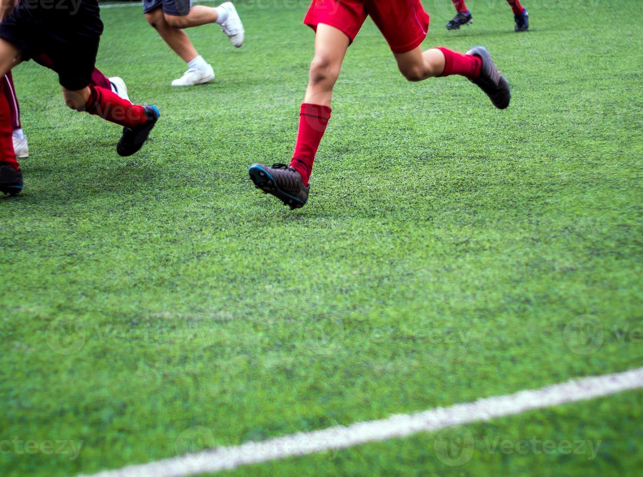 los futbolistas están compitiendo en deportes de color de la escuela primaria foto