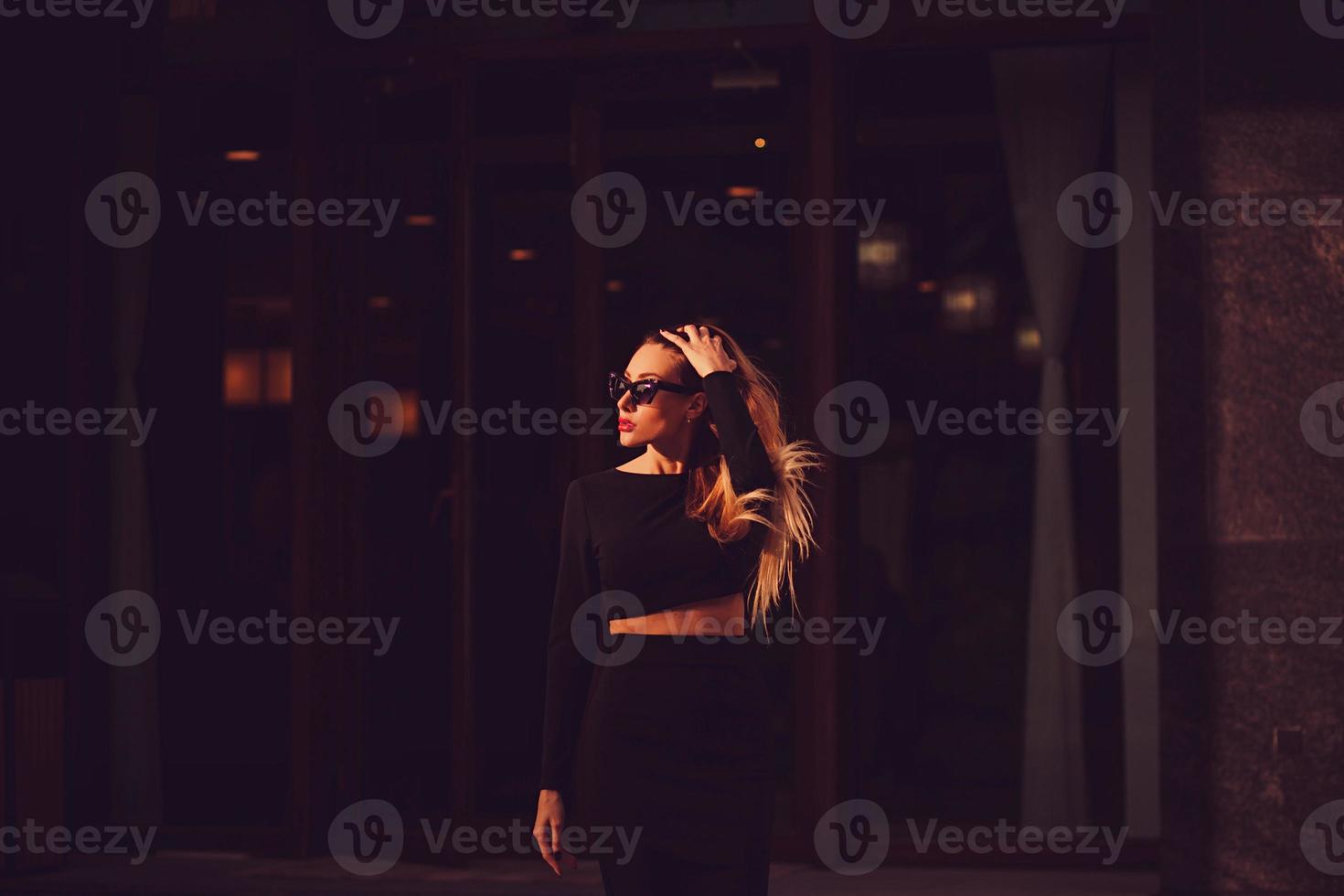 hermosa mujer joven en gafas de sol foto