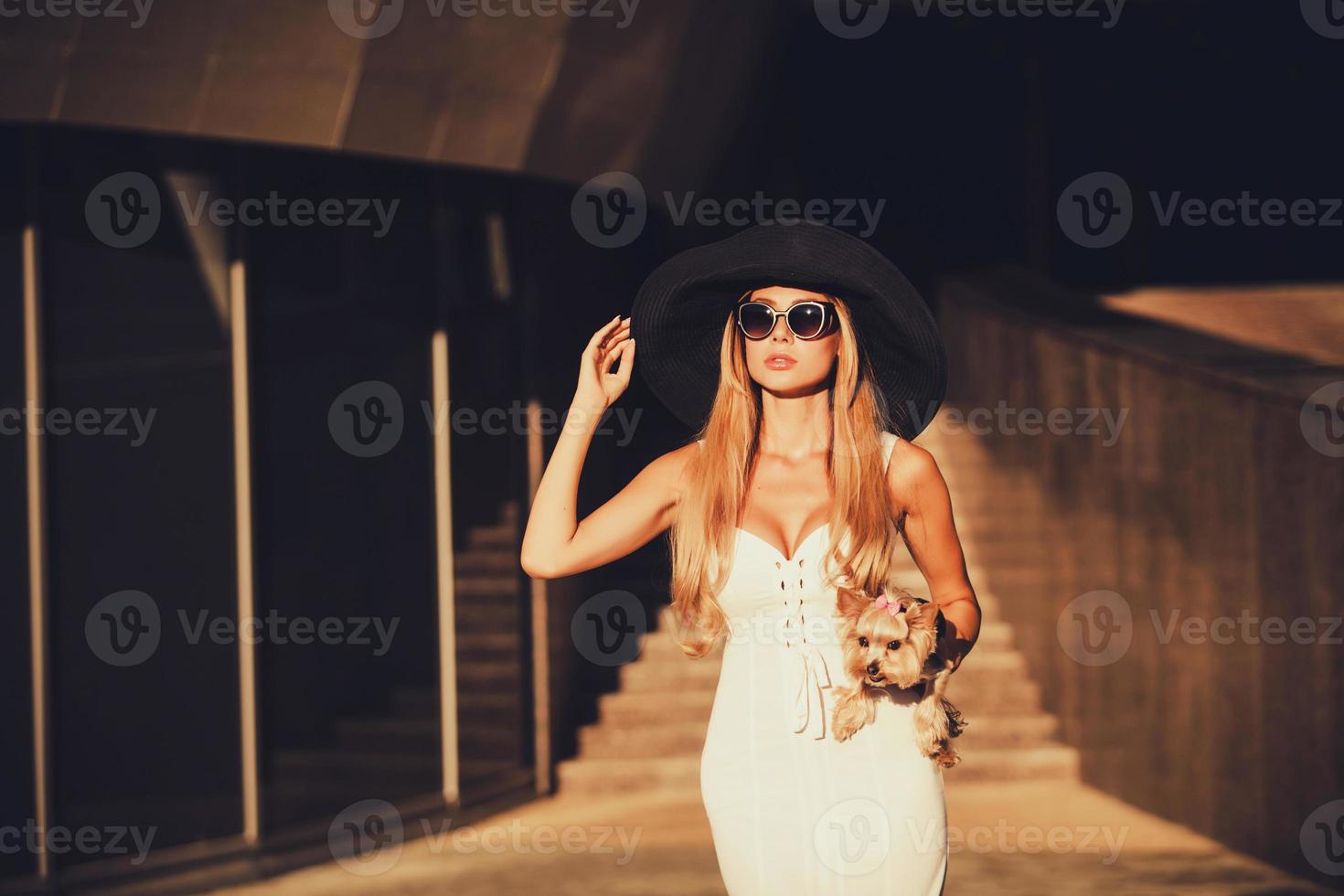 hermosa mujer elegante en un sombrero foto