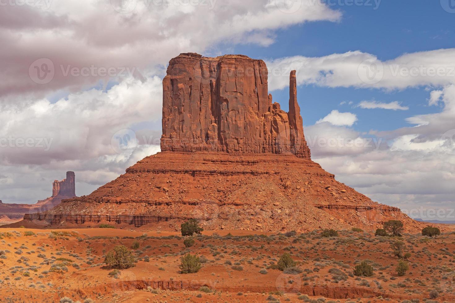 Butte dramático que se eleva desde las arenas rojas foto