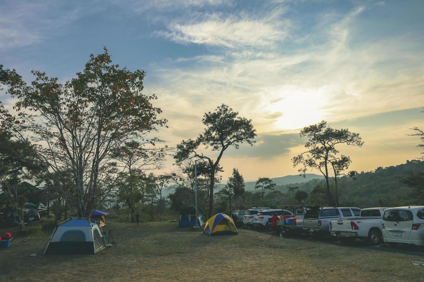 provincia de loei, tailandia diciembre de 2021 la atmósfera alrededor del sitio de la tienda del parque nacional phu ruea. muchos viajeros están acampando en el parque nacional de phu ruea. foto