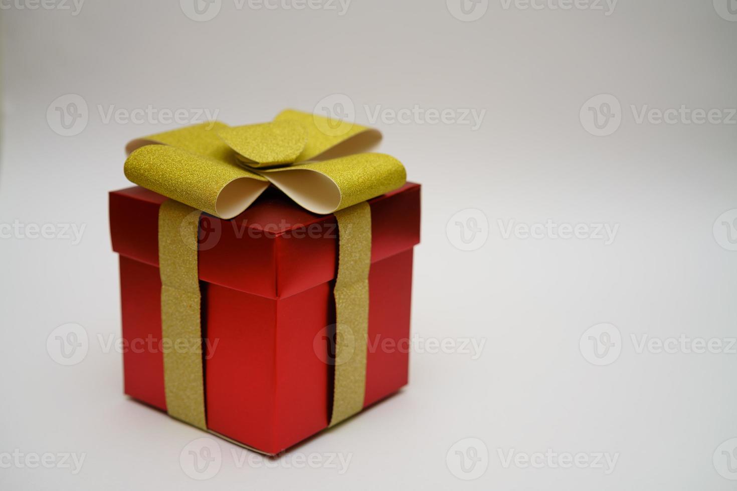 caja de regalo roja sobre fondo claro foto
