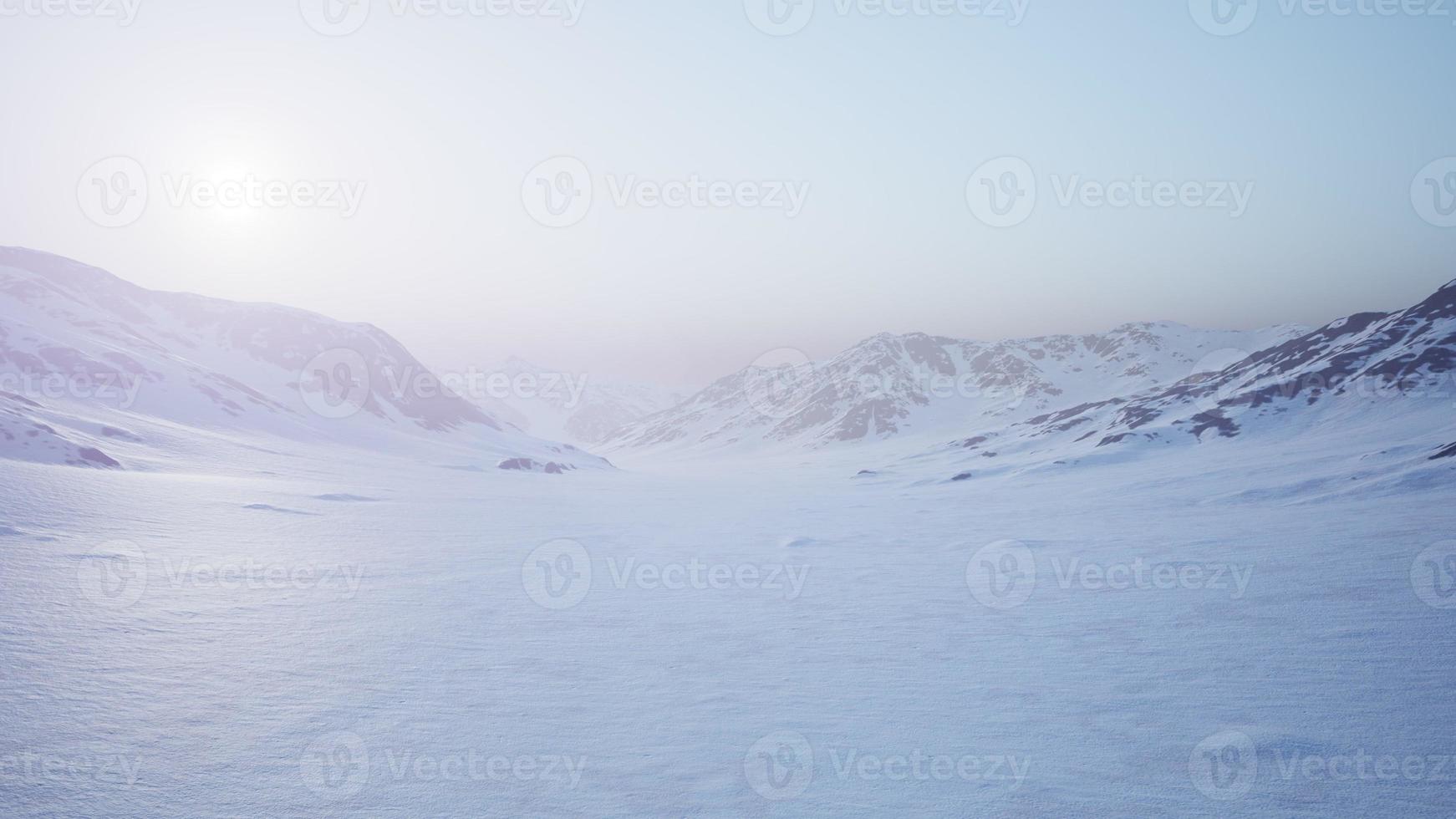 paisaje aéreo de montañas nevadas y costas heladas en la Antártida foto