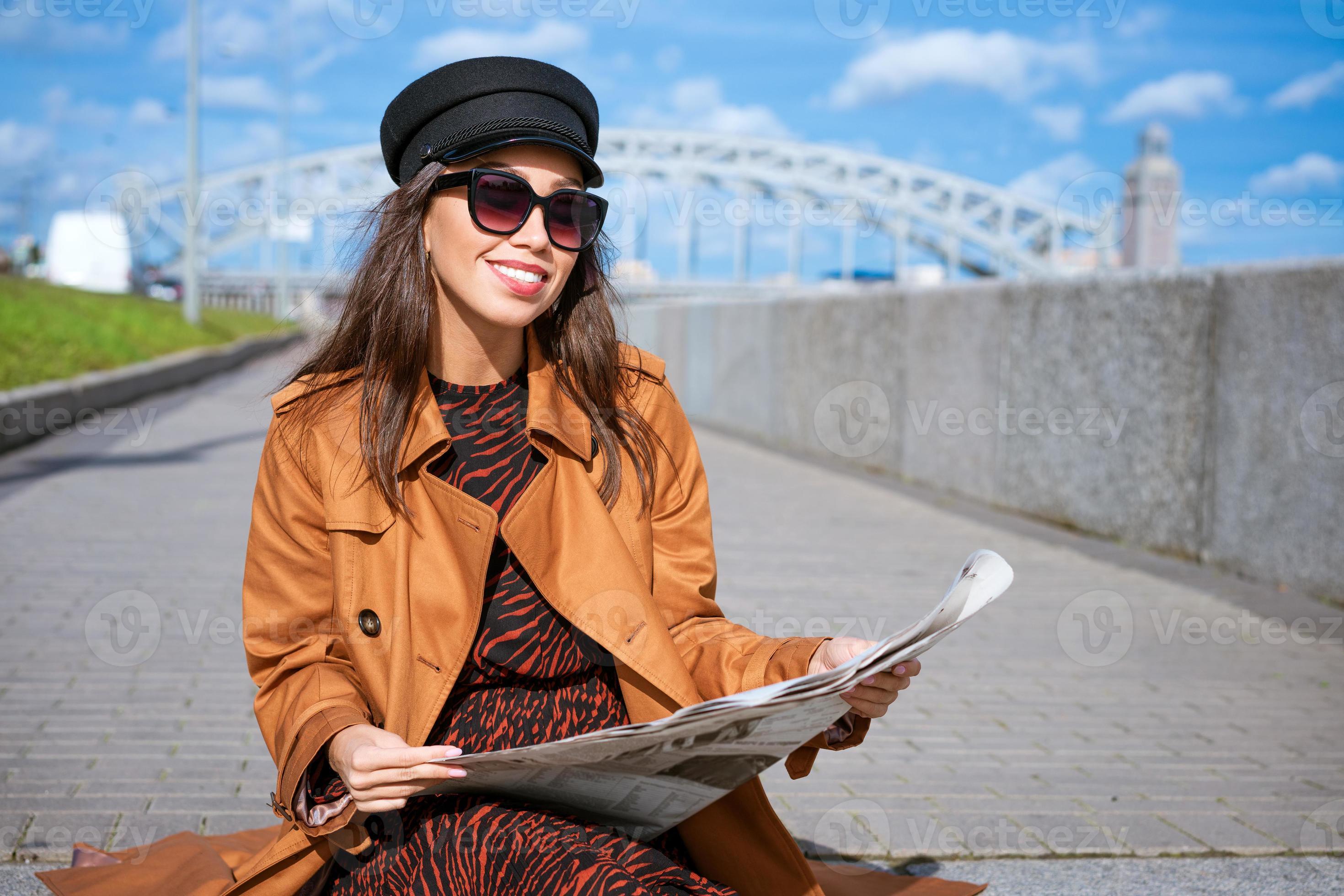 doblado Leche Desempacando mujer joven con estilo leyendo un periódico fresco en el terraplén del río  en un día soleado 5753698 Foto de stock en Vecteezy