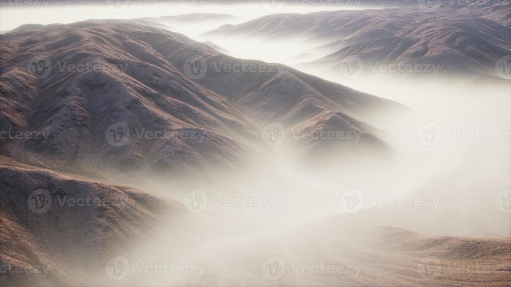 paisaje de montaña con niebla profunda en la mañana foto