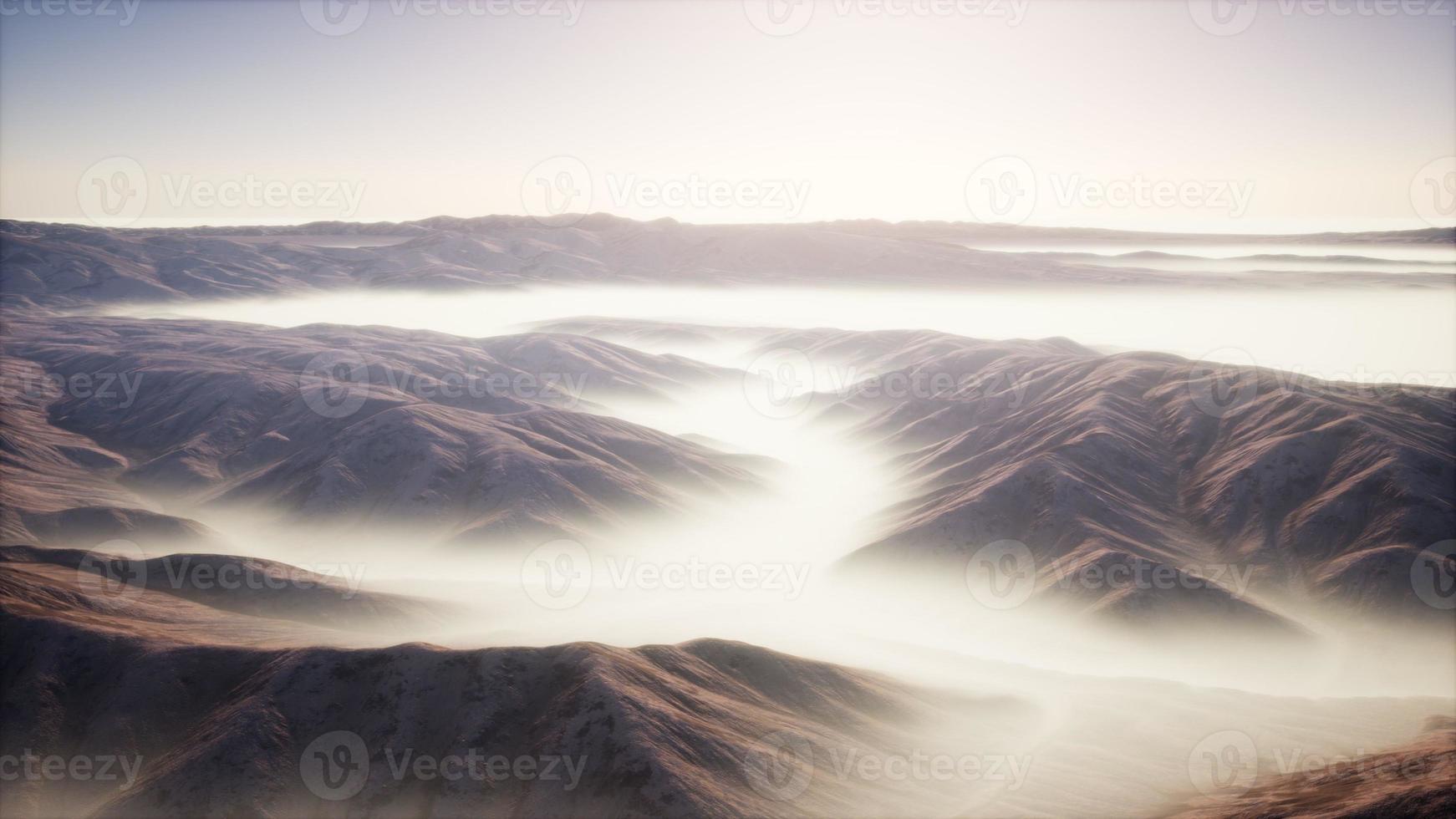 paisaje de montaña con niebla profunda en la mañana foto