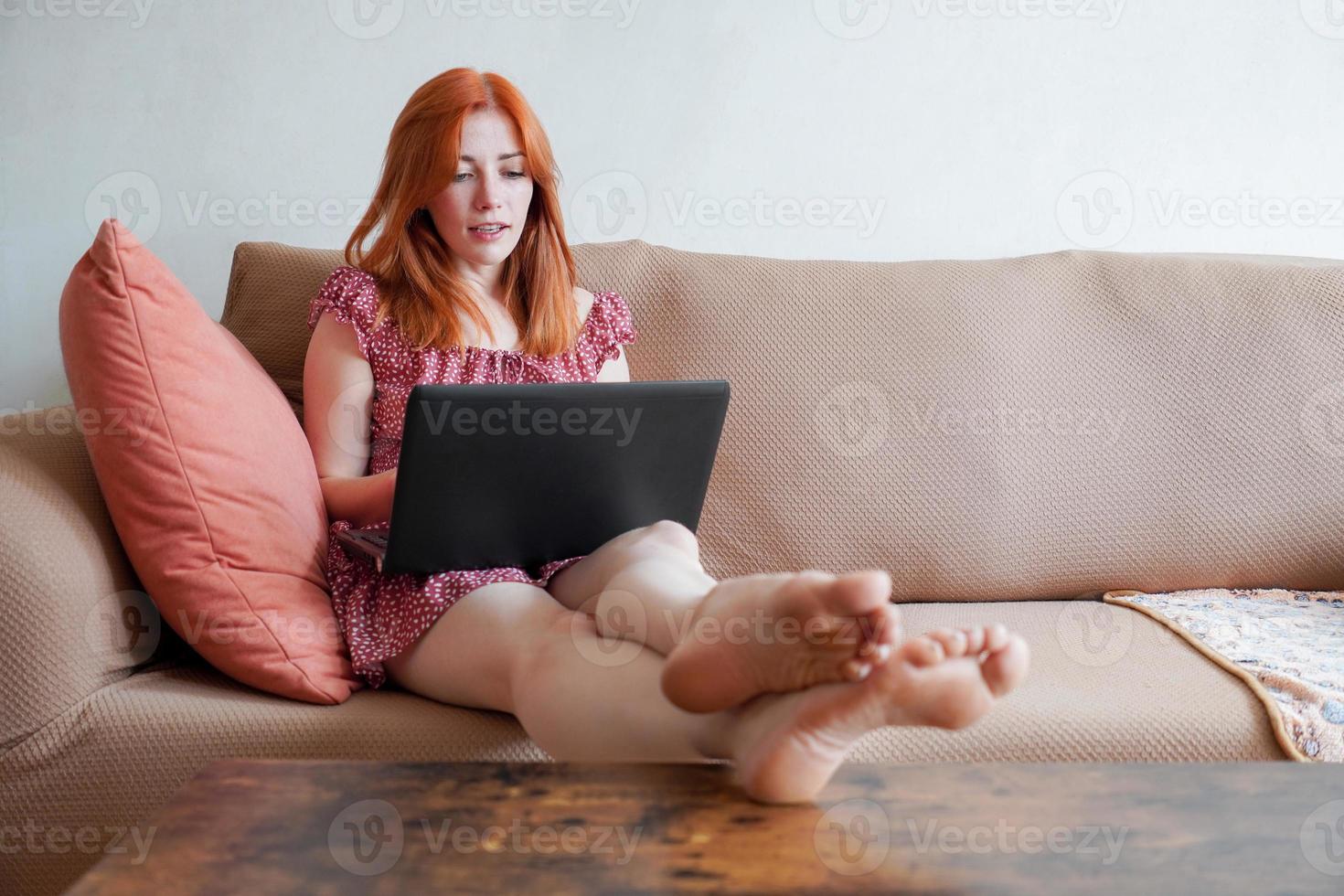 Doe mijn best sap slepen young woman with laptop working from home sitting on sofa with feet on table 5754472 Stock Photo at Vecteezy Doe mijn best sap slepen young woman with laptop working from home sitting on sofa with feet on table 5754472 Stock Photo at Vecteezy