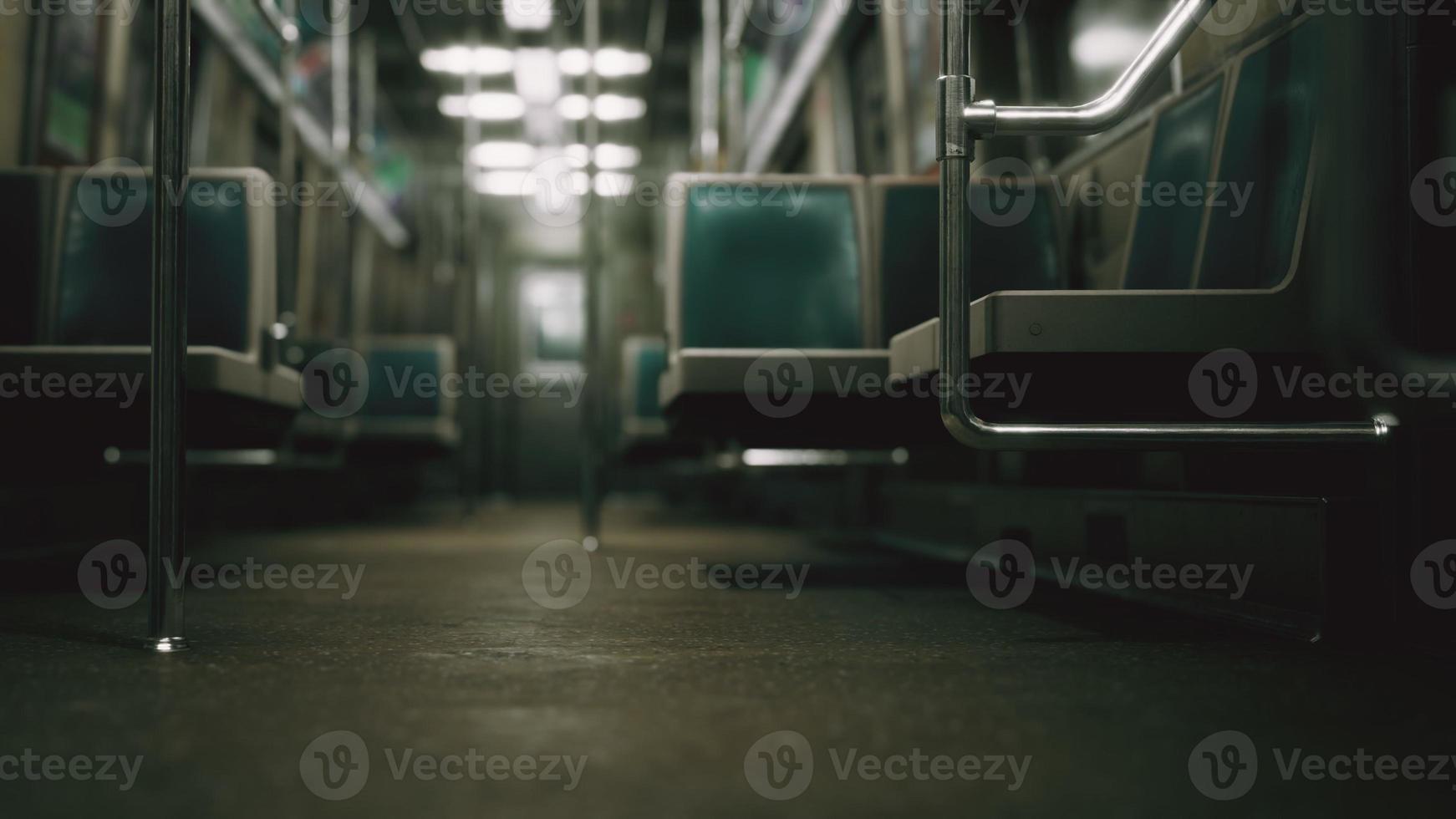 Dentro del viejo vagón de metro no modernizado en EE.UU. foto