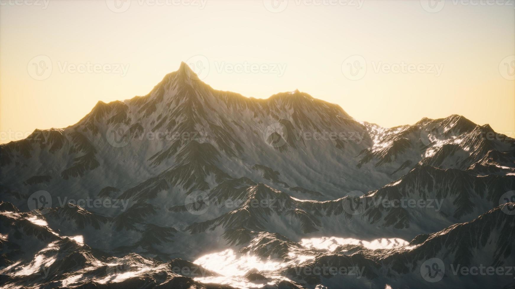 vista aérea de las montañas de los alpes en la nieve foto
