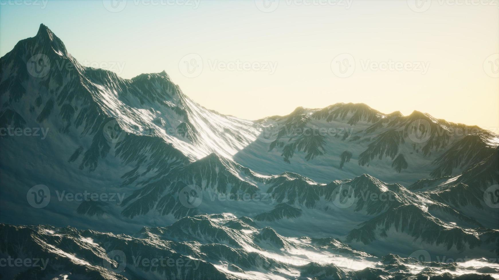 vista aérea de las montañas de los alpes en la nieve foto