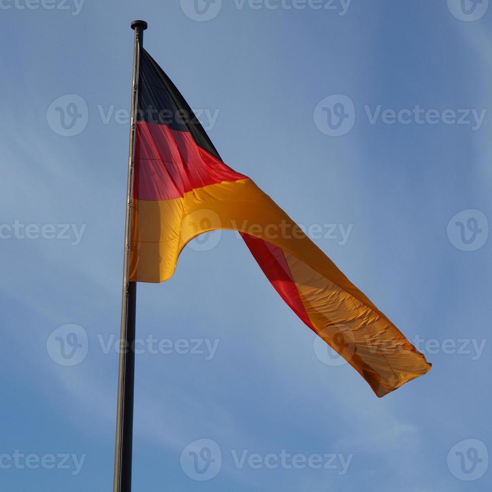 bandera alemana sobre el cielo azul foto