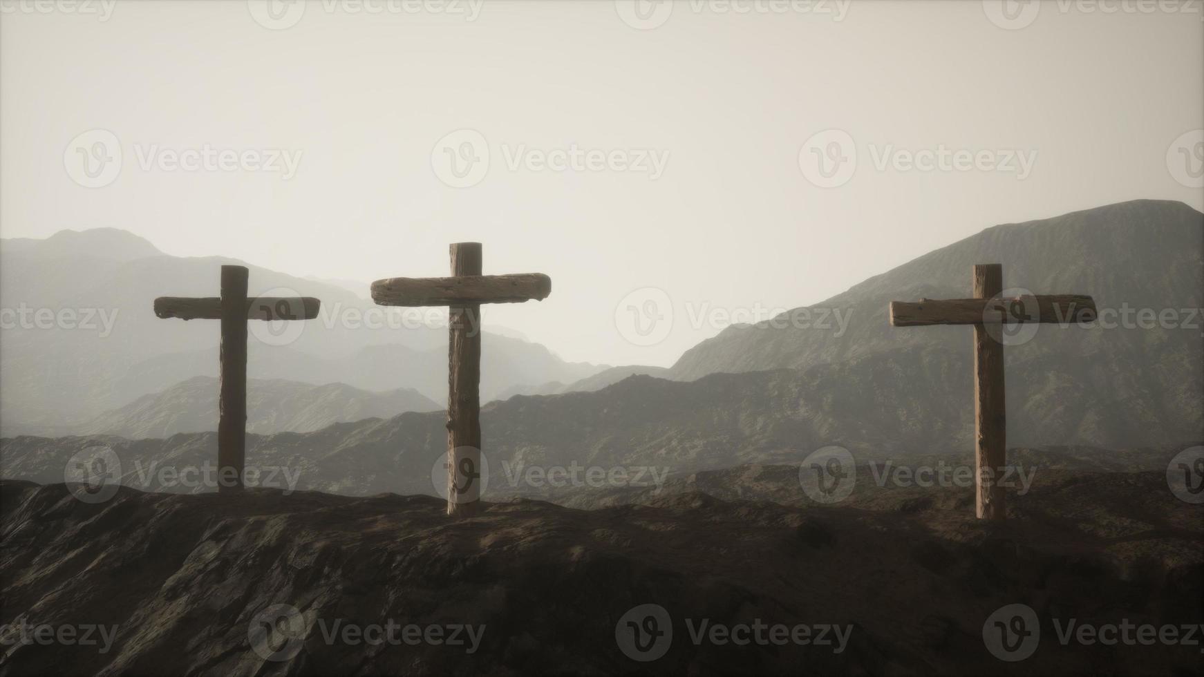 cruz crucifijo de madera en la montaña foto