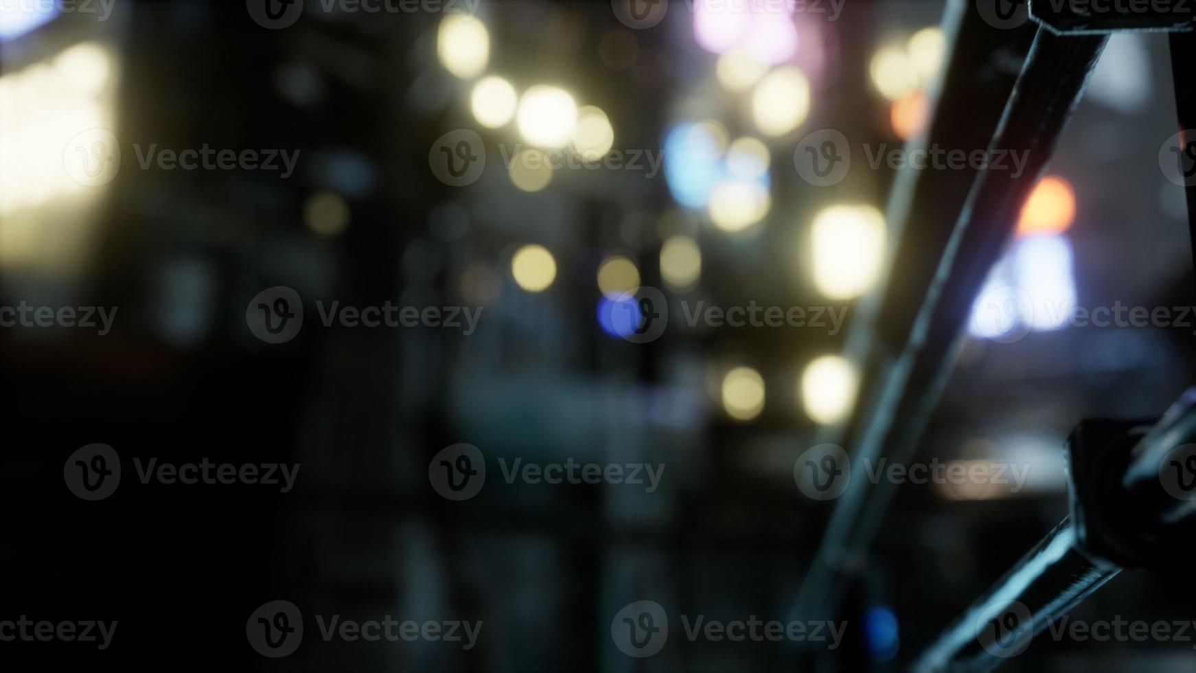 calles vacías de la ciudad en cuarentena bajo la lluvia por la noche foto