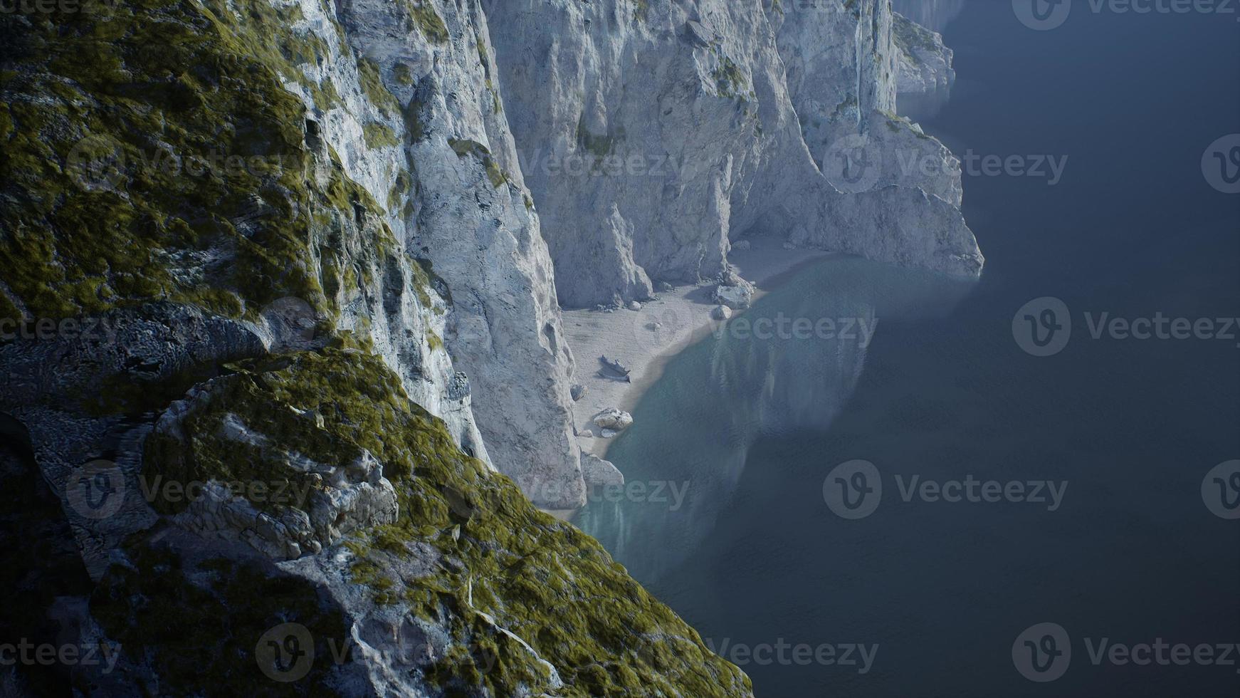 islas de noruega con rocas y acantilados foto