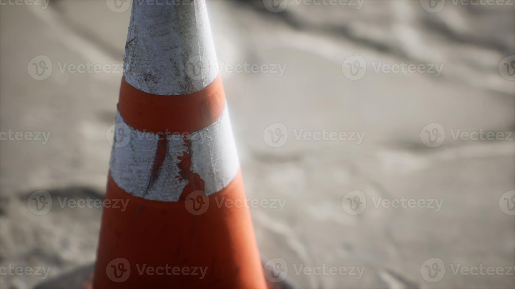 cono de tráfico de rayas naranjas y blancas foto