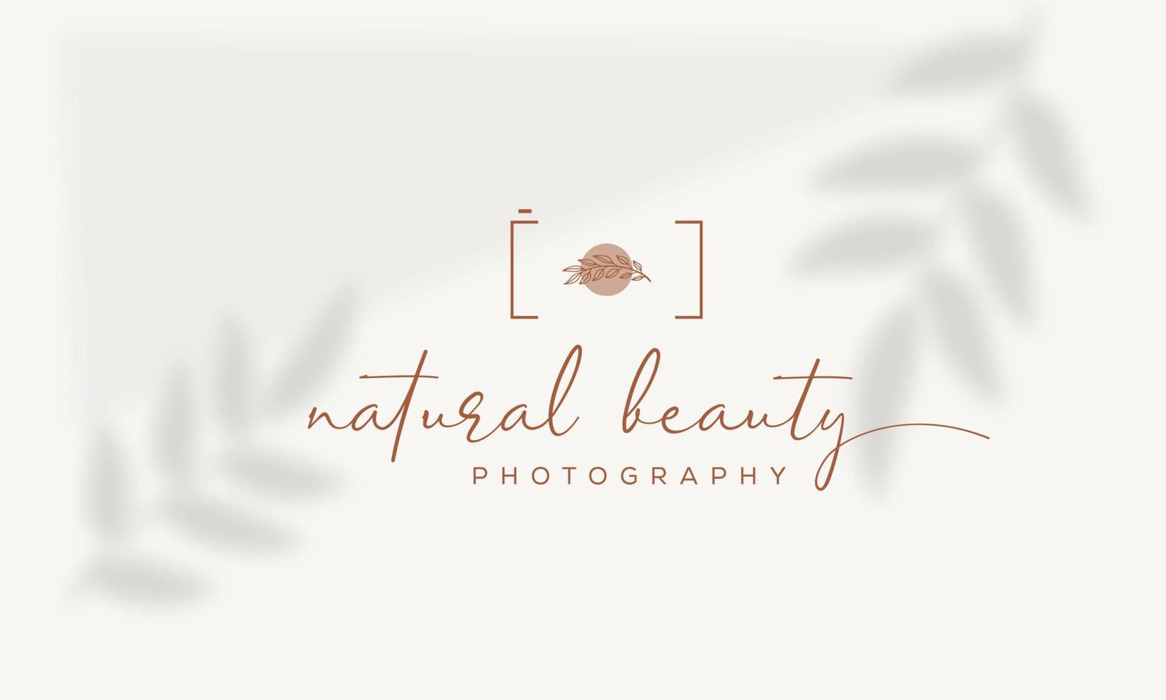 logotipo dibujado a mano con elementos florales botánicos con flores silvestres y hojas. logo para spa y salón de belleza, boutique, tienda orgánica, boda, diseñador floral, interior, fotografía, cosmética. vector