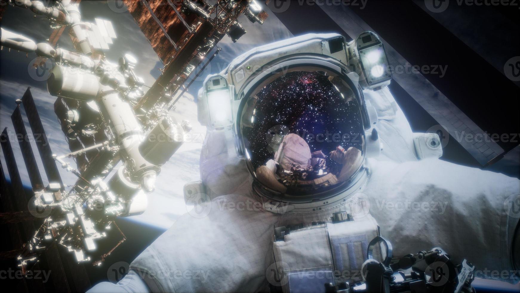 astronauta en paseo espacial foto